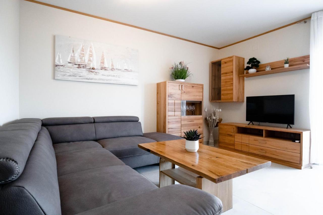Beachfront Reiterer Villa V2 With Seaview 30 Meters From The Beach - Crowonder Luxury Rent Privlaka  Extérieur photo