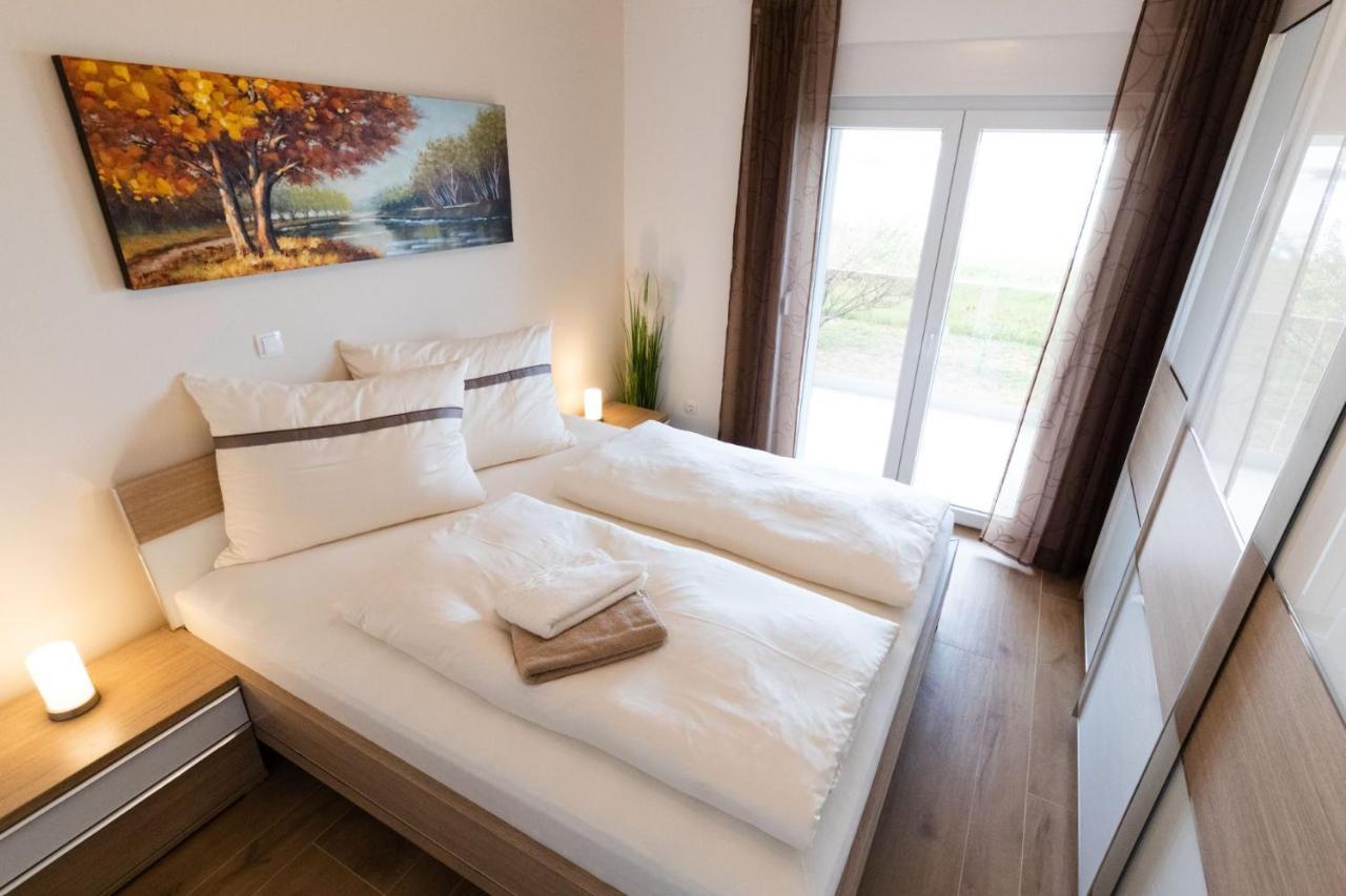 Beachfront Reiterer Villa V2 With Seaview 30 Meters From The Beach - Crowonder Luxury Rent Privlaka  Extérieur photo